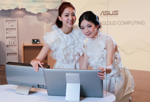 Două asiatice simpatice ne dau mai multe indicii despre lucrul în tandem cu ASUS Transformer AiO